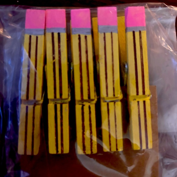 5 Back to School Themed Clothes Pin Magnets - Picture 1 of 1